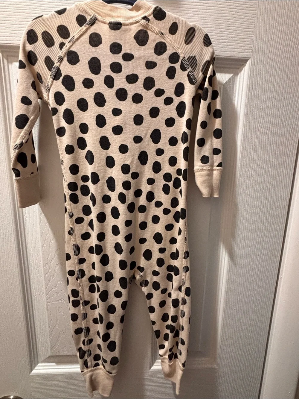 🎉 (18-24m) Hanna Andersson Beige and Black Polka Dot Zip Footie